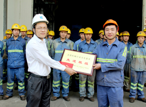 挖掘機(jī)公司結(jié)構(gòu)件廠底架班榮獲“全國(guó)先進(jìn)班組獎(jiǎng)”