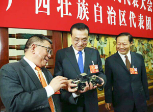 李克強出席第十三屆全國人大一次會議廣西代表團分組討論 曾光安書記向李克強總理匯報工作