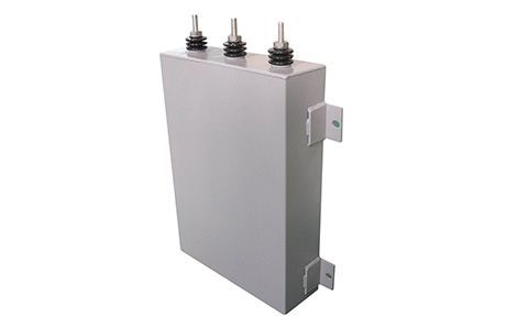 電容器的容量大小與什么有關？為什么？